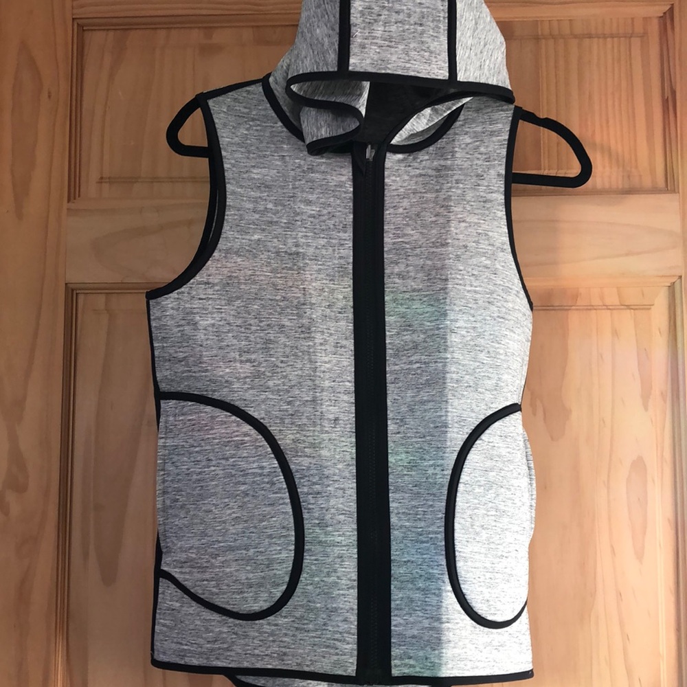 NWOT Lululemon  grey Athleta Reversible vest size 6